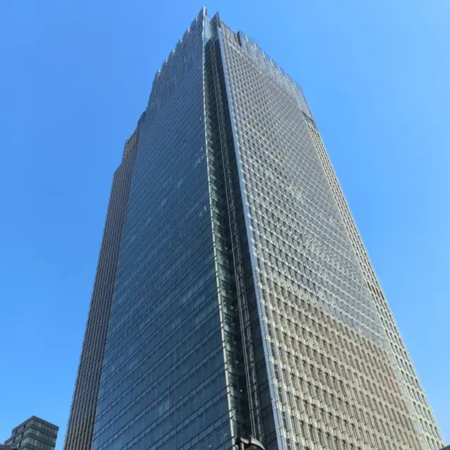 ผนังม่านกระจกรองรับจุด